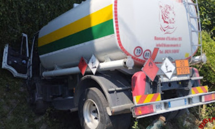 Autobotte per trasporto di gasolio esce di strada e trancia condotta del gas