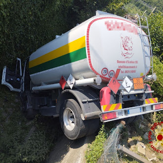 Autobotte per trasporto di gasolio esce di strada e trancia condotta del gas