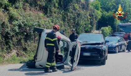Carabinieri, Vigili e pompieri per uno scontro tra due autovetture
