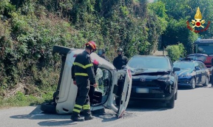 Carabinieri, Vigili e pompieri per uno scontro tra due autovetture