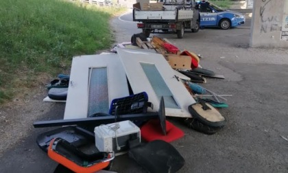 Abbandonano rifiuti pericolosi in strada, due denunce a Vicenza