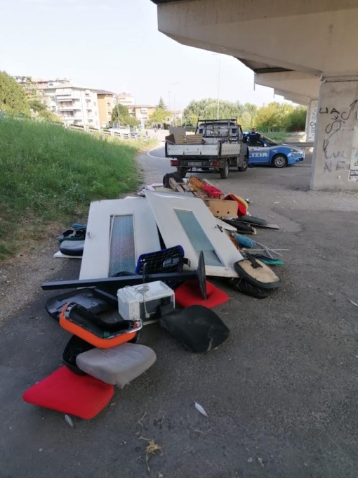 Abbandonano rifiuti pericolosi in strada, due denunce a Vicenza