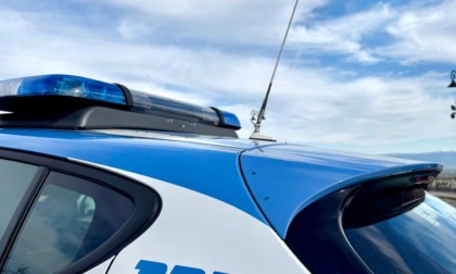 Alla vista degli Agenti getta per strada la droga ma non basta