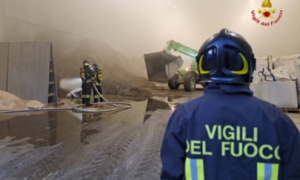 Incendio in una ditta di mangimi a Malo, in fiamme un magazzino