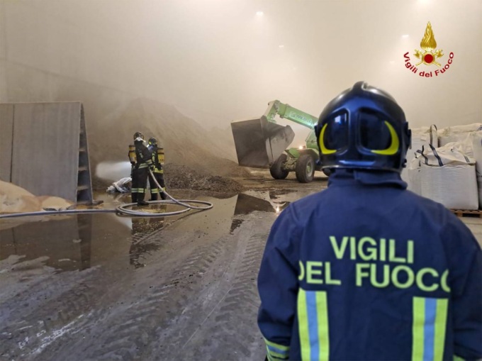 Incendio in una ditta di mangimi a Malo, in fiamme un magazzino