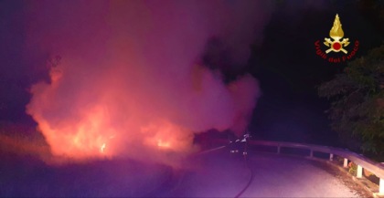 Fumo dal cofano all’improvviso: auto storica va a fuoco in via Paroli a Salcedo