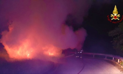 Fumo dal cofano all'improvviso: auto storica va a fuoco in via Paroli a Salcedo