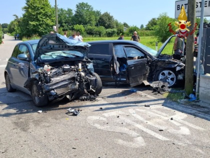 Fiat 500 elettrica e Audi A3 si scontrano a Tezze sul Brenta, tre feriti