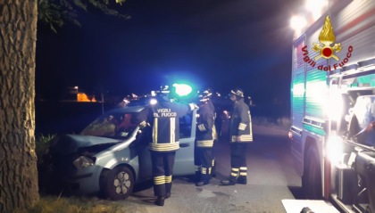 Perde il controllo dell’auto e si schianta contro un albero, ferito un 60enne