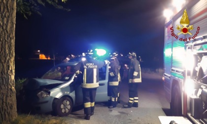 Perde il controllo dell'auto e si schianta contro un albero, ferito un 60enne