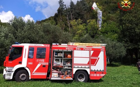Pilota olandese s’impiglia col parapendio: soccorso nel bosco