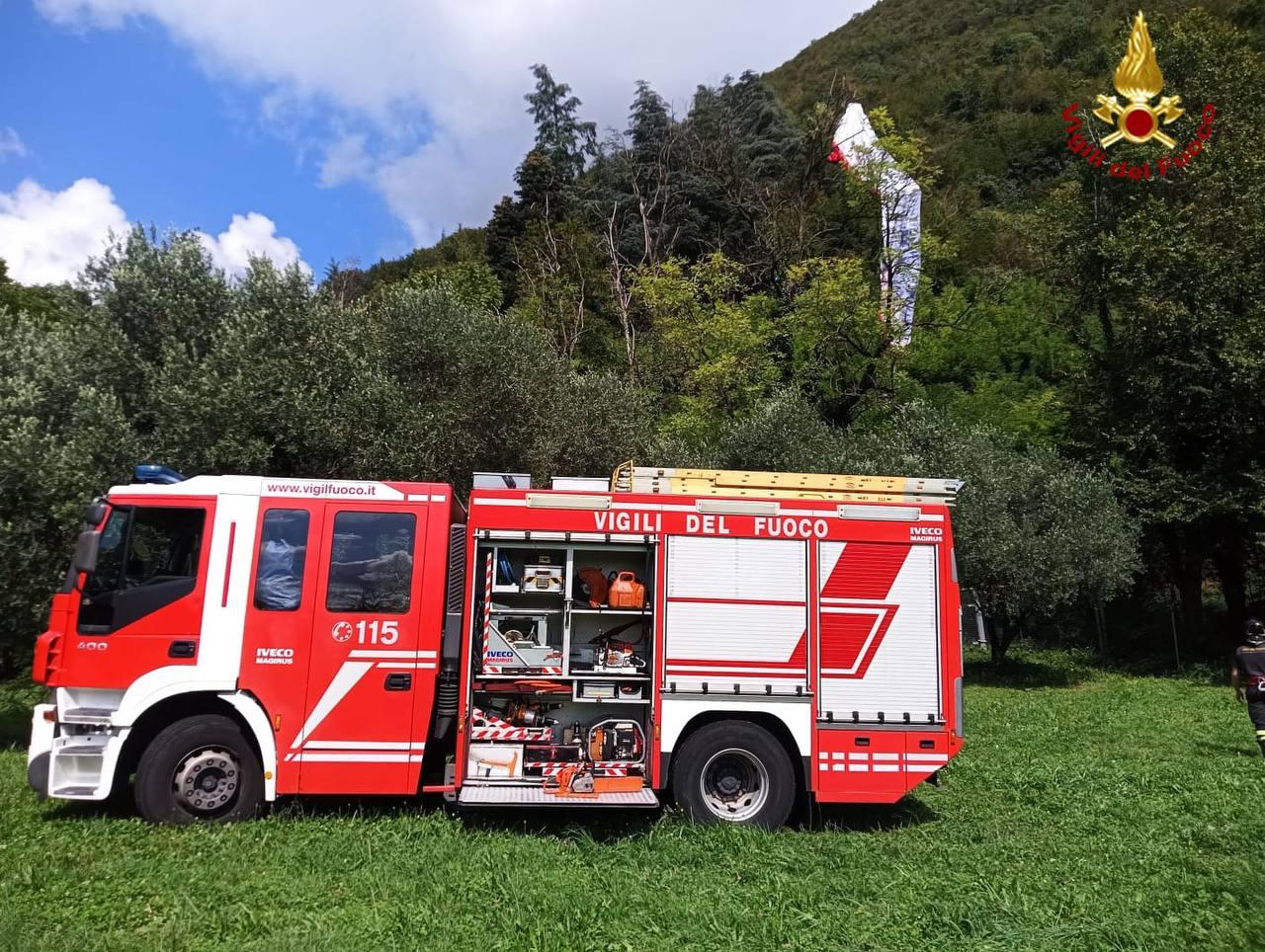 Pilota olandese s’impiglia col parapendio: soccorso nel bosco