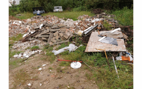 Scoperta discarica abusiva di rifiuti in un terreno di proprietà a Vicenza