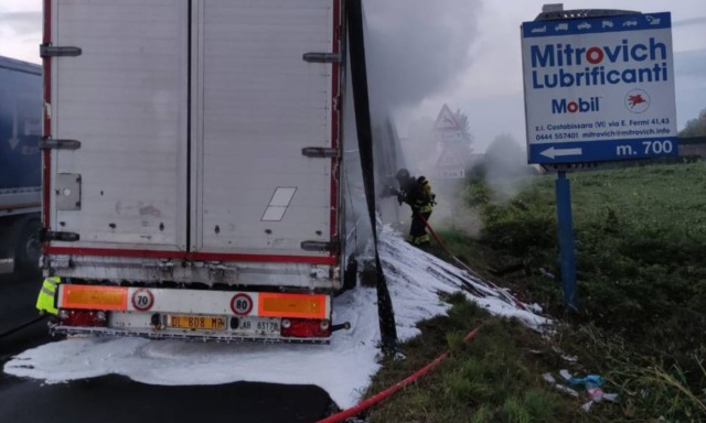 A fuoco il semirimorchio di un mezzo pesante lungo la Statale Pasubio