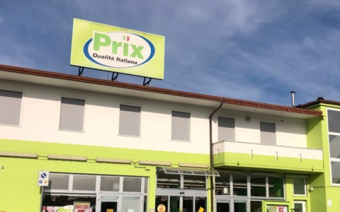 Tenta il furto di generi alimentari nel supermercato Prix, 40enne fermato prima di salire sull’autobus