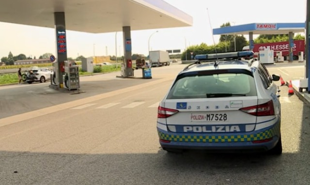 Non si ferma all’alt e investe un agente della Polizia Stradale sull’autostrada A4