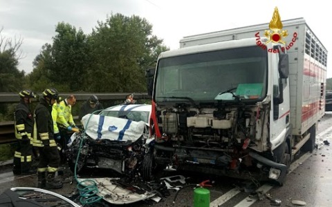 Un ferito nell’incidente tra un’auto e un autocarro