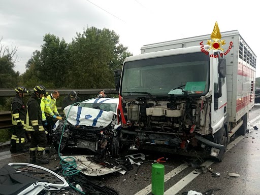 Un ferito nell’incidente tra un’auto e un autocarro