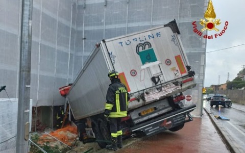 Autotreno si schianta contro un edificio in ristrutturazione ad Arzignano