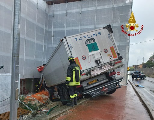 Autotreno si schianta contro un edificio in ristrutturazione ad Arzignano