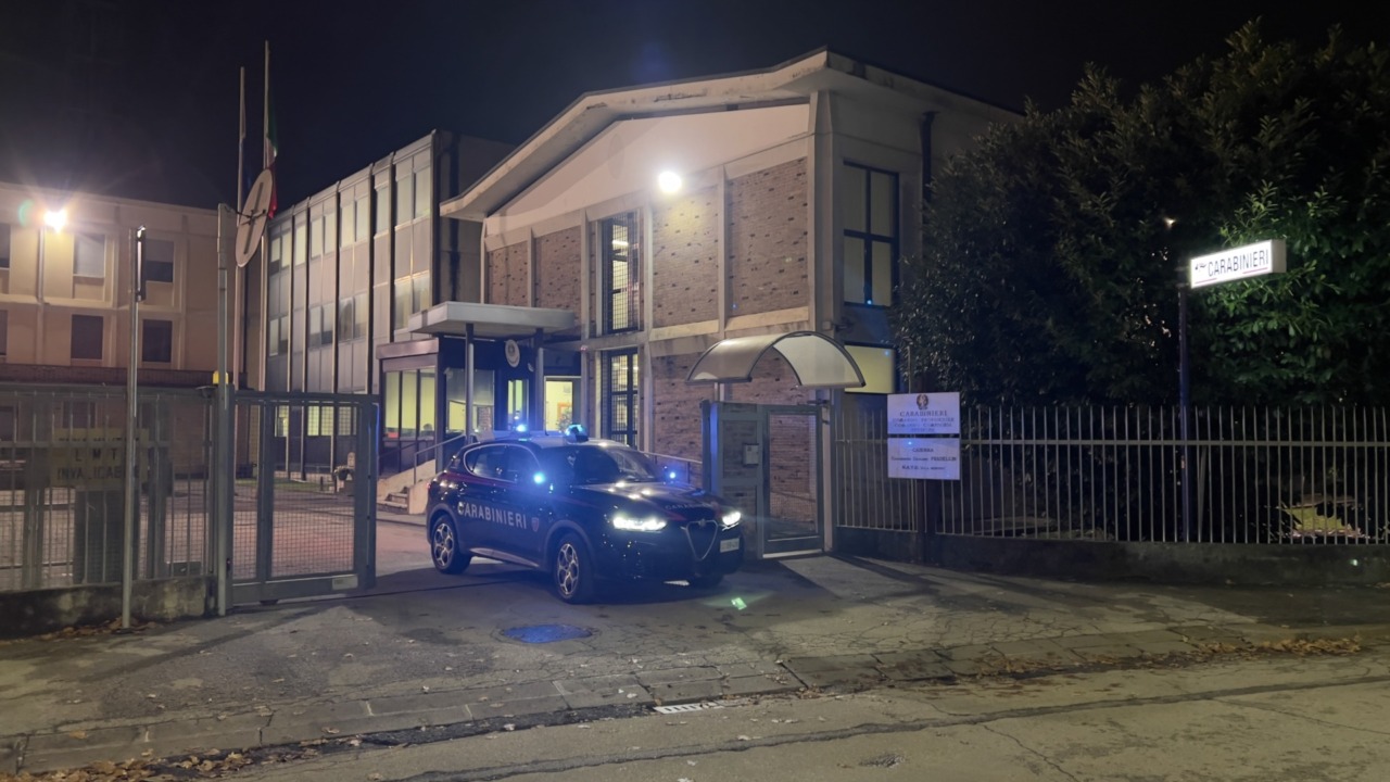 La prestazione sessuale dura più del dovuto: “Devi darmi più soldi”, lui si rifiuta e lei gli prende il telefono