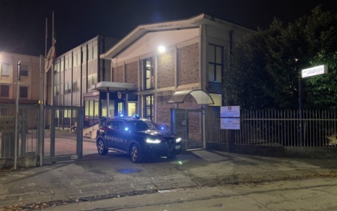 La prestazione sessuale dura più del dovuto: “Devi darmi più soldi”, lui si rifiuta e lei gli prende il telefono