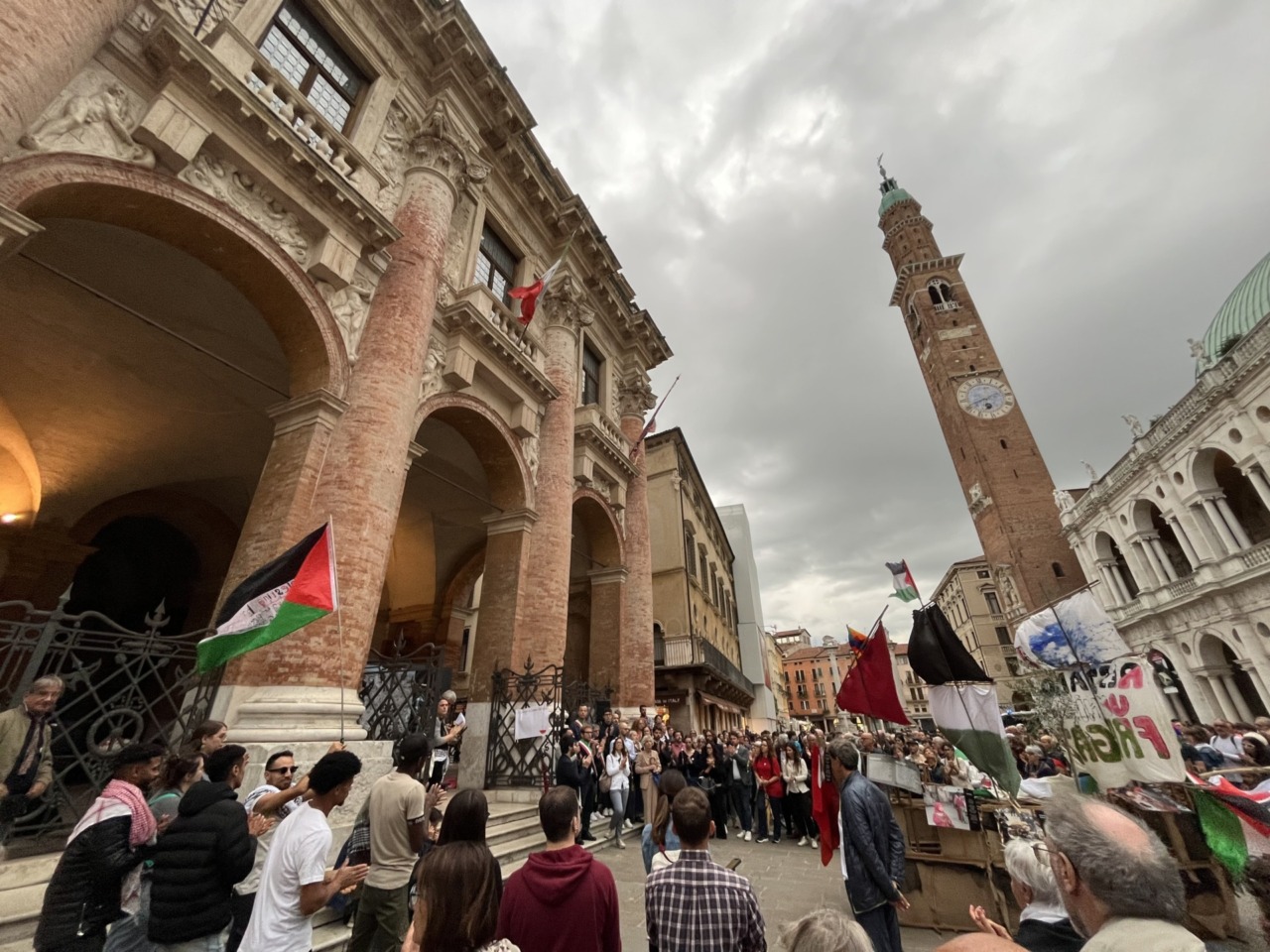 Sostegno alla Palestina, in Loggia del Capitaniato la consegna del galeone “Sumud” al sindaco Possamai