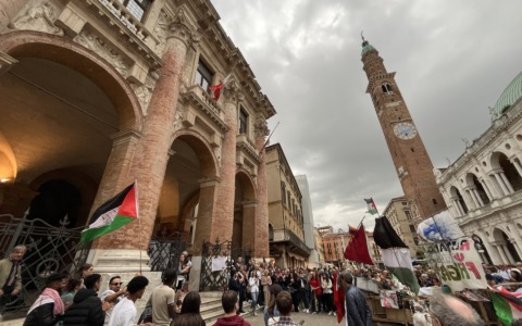 Sostegno alla Palestina, in Loggia del Capitaniato la consegna del galeone “Sumud” al sindaco Possamai