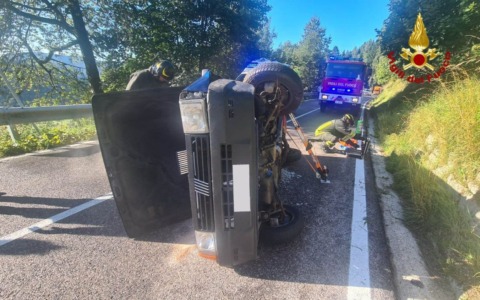 89enne sbanda in auto, tocca il terrapieno e si ribalta di lato in mezzo alla strada