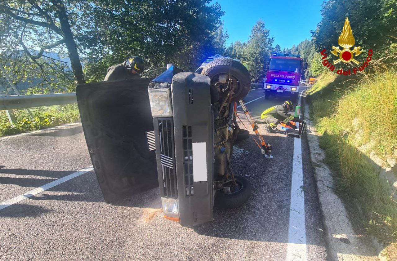 89enne sbanda in auto, tocca il terrapieno e si ribalta di lato in mezzo alla strada