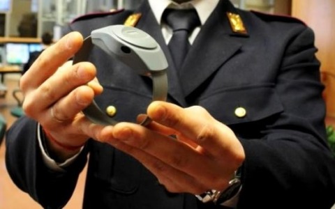 Lesioni e minacce al compagno, per una 40enne scatta il braccialetto elettronico