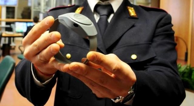 Lesioni e minacce al compagno, per una 40enne scatta il braccialetto elettronico