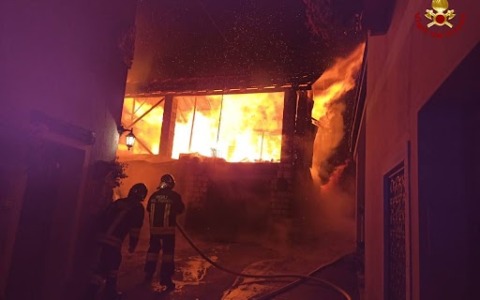 Incendio in un magazzino sull’Altopiano: Vigili del fuoco al lavoro per sei ore
