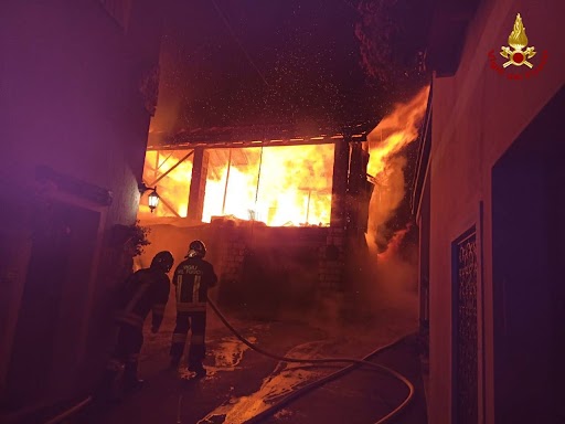 Incendio in un magazzino sull’Altopiano: Vigili del fuoco al lavoro per sei ore