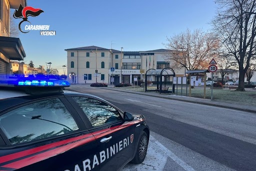 Arrestati mentre cercano di fare rifornimento col bancomat rubato