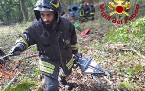 Auto finisce in una scarpata sul monte Summano, ferito un anziano