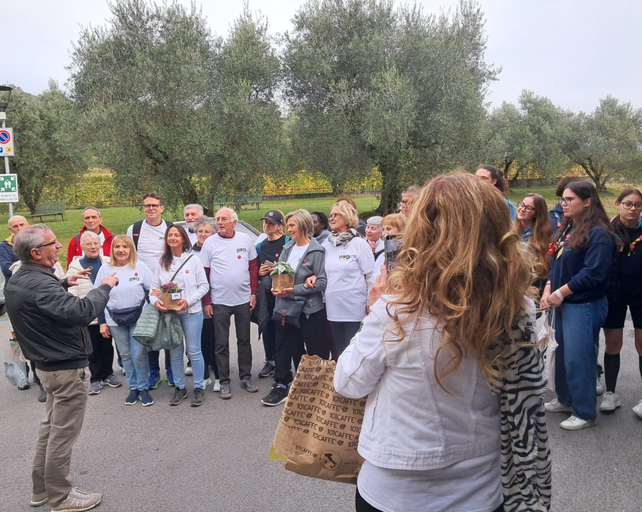 Giovanni Meneghetti dà le indicazione per la passeggiata domenicale