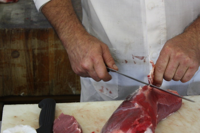 Non solo carne dietro al bancone, macellaio spacciatore consegna anche la cocaina
