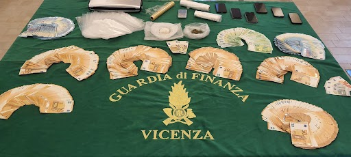 Fiamme Gialle contro lo spaccio a Vicenza: in tre nascondevano in casa cocaina e 63mila euro
