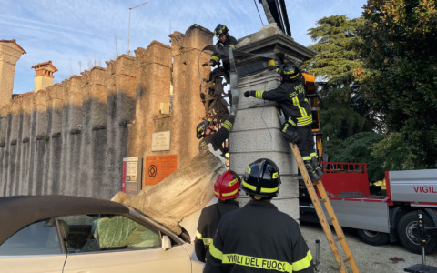 Audi A5 contro il cancello di Villa Trissino a Vicenza: crolla una statua che sfonda il parabrezza