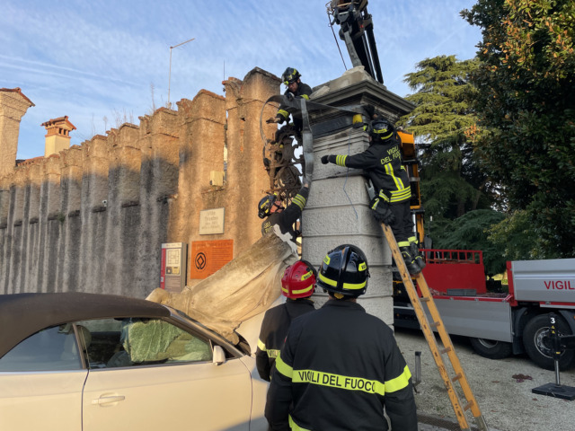 Audi A5 contro il cancello di Villa Trissino a Vicenza: crolla una statua che sfonda il parabrezza