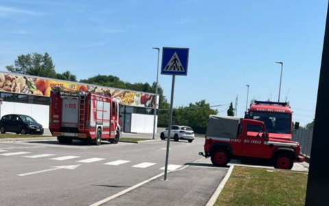 Due studenti di 15 e 17 anni investiti alla fermata del bus a Passo di Riva