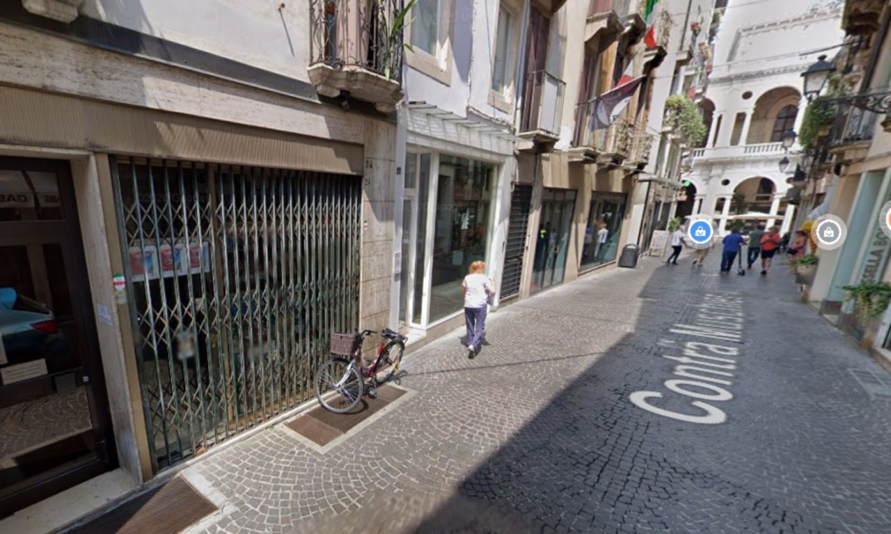 Si fingono clienti e rubano monete antiche per un milione di euro da un negozio storico del centro