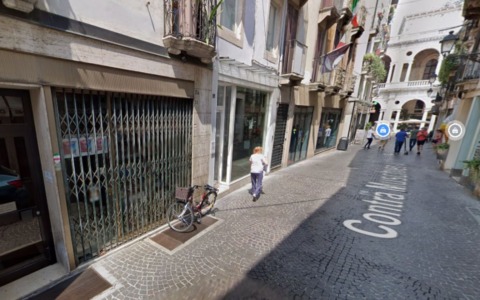 Si fingono clienti e rubano monete antiche per un milione di euro da un negozio storico del centro