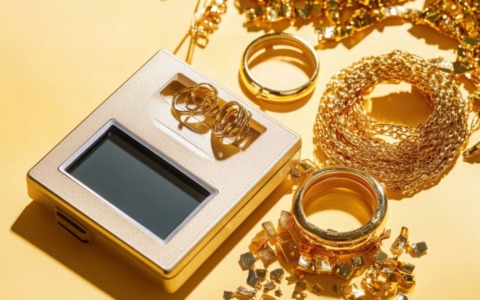 Dipendente rubava oro nella ditta orafa, si è intascato 100 grammi nascondendoli in un rotolo di carta igienica