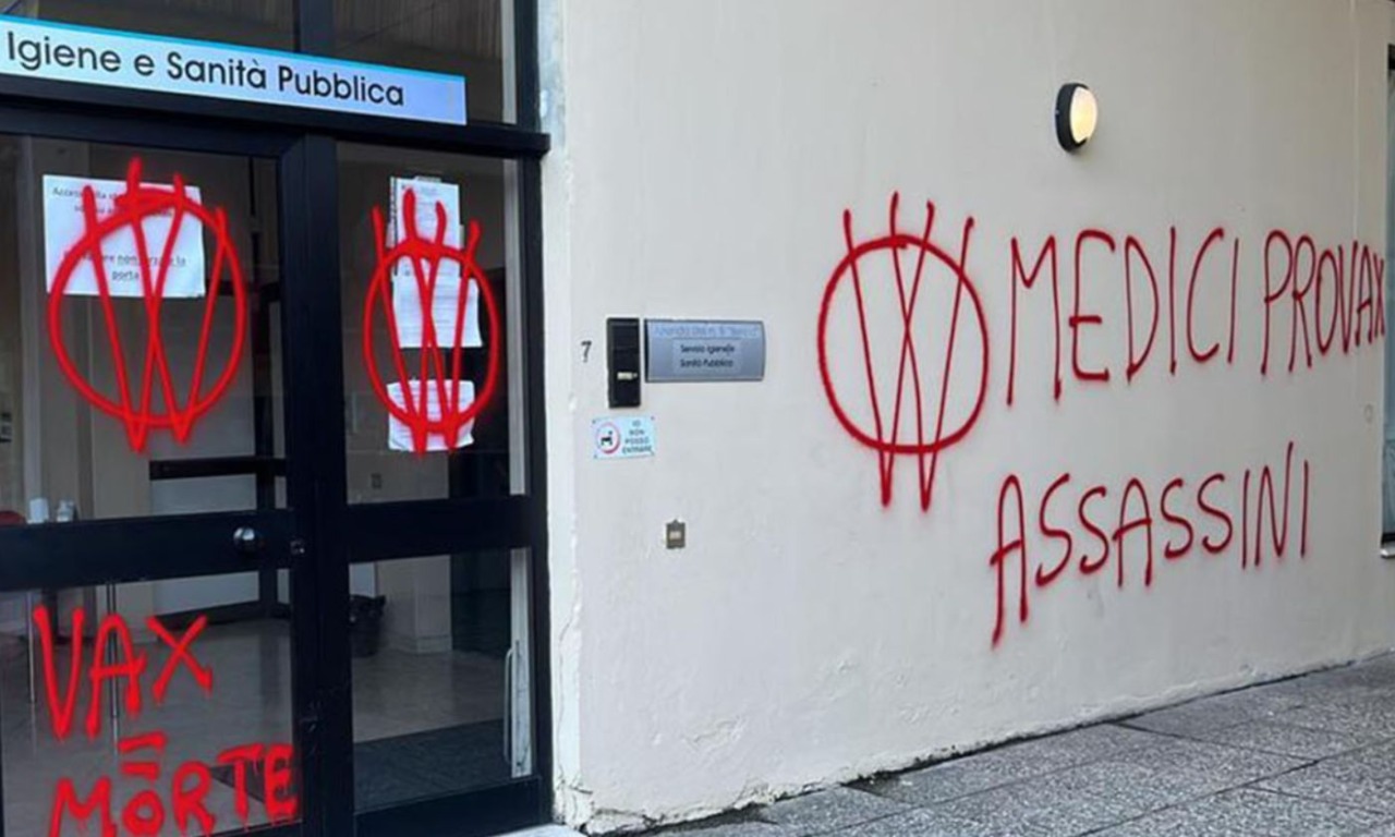 Scritte no vax e minacce ai medici sulle vetrate dello Spisal di Vicenza, Zaia: “Gesto violento e incivile”