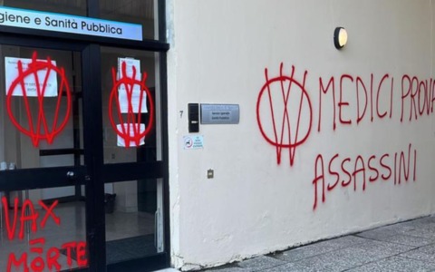 Scritte no vax e minacce ai medici sulle vetrate dello Spisal di Vicenza, Zaia: “Gesto violento e incivile”