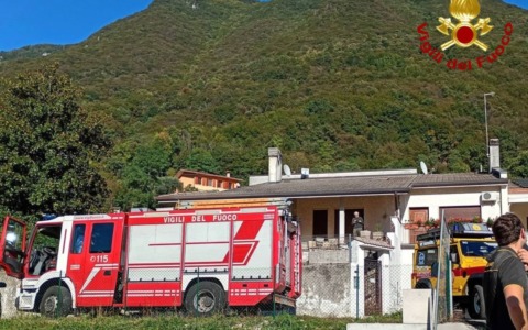 Parapendio precipita a Solagna, giovane incastrata tra i rami di un albero