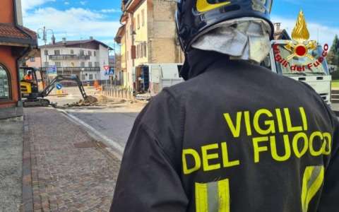 Conduttura del gas danneggiata in centro a Canove durante gli scavi per la posa della fibra ottica