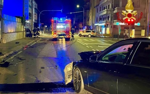 Scontro tra una Mercedes e una Mini Cooper, danneggiata anche una cabina elettrica